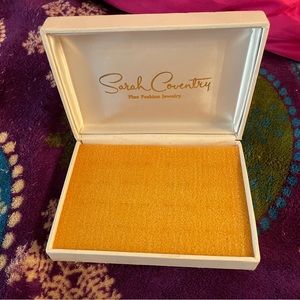 VINTAGE SARAH COVENTRY CREAM & GOLD FASHION CONSULTANT AWARD RING BOX